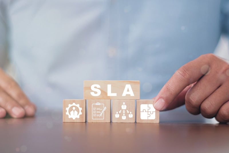 SLA (Service Level Agreement) refere-se a um acordo entre um provedor e seu cliente, definindo metas e expectativas para a entrega de serviços.